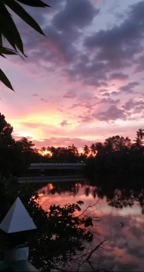 River Side Holiday Inn เวลิกามา ภายนอก รูปภาพ